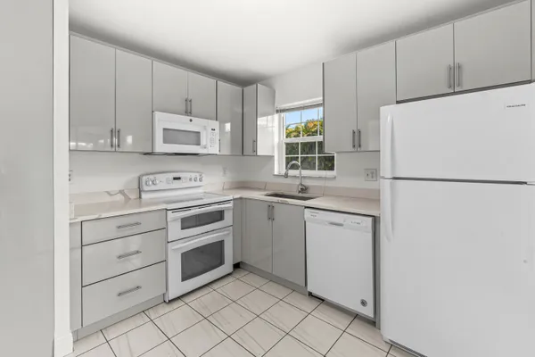 $2,400 | 9162 Southwest 5th Street, Unit A, Boca Raton, FL 33428