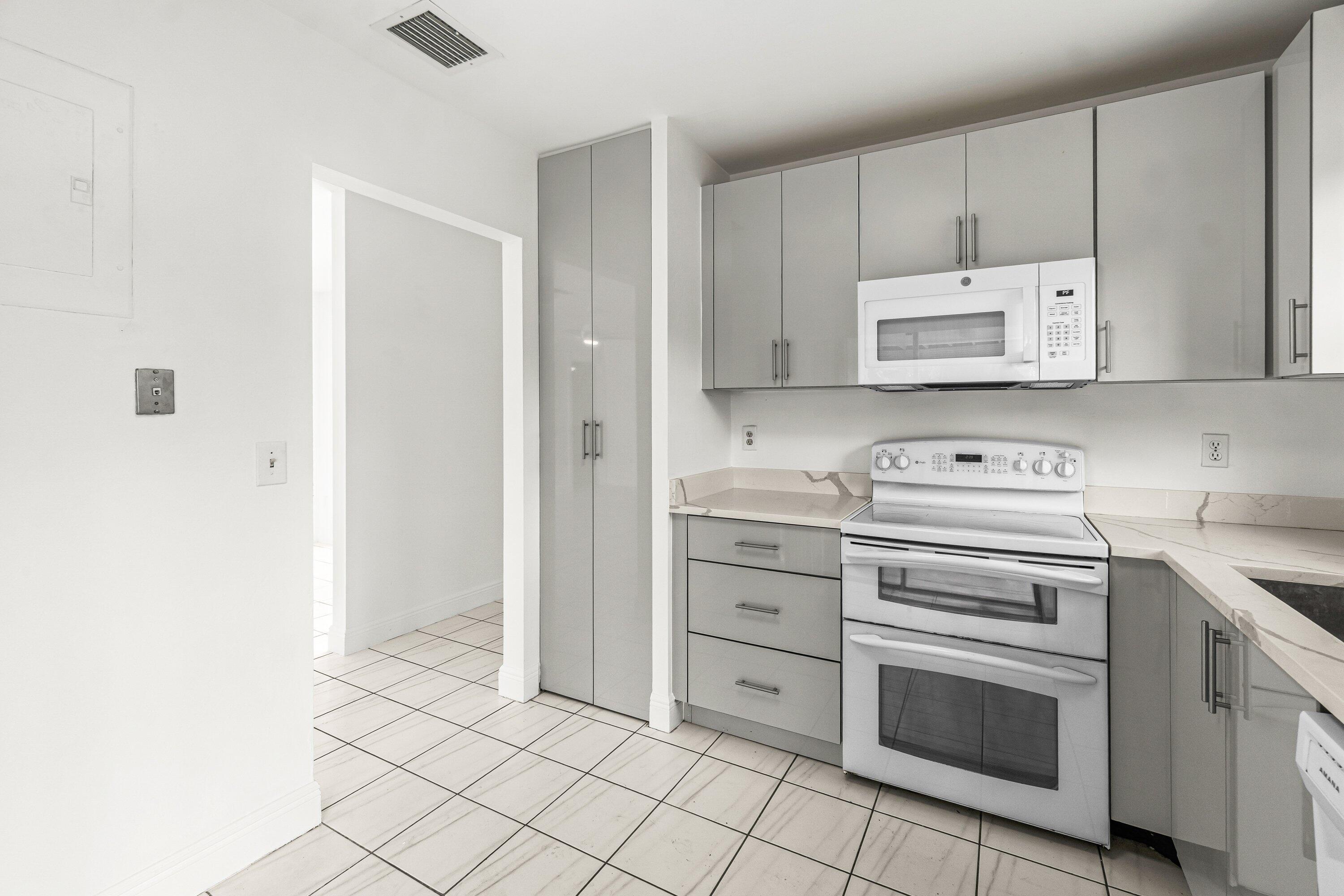 9162 Southwest 5th Street, Unit A Boca Raton, FL 33428 - Photo 6 of 36 010-9162Southwest5thStreet-A-BocaRaton-F