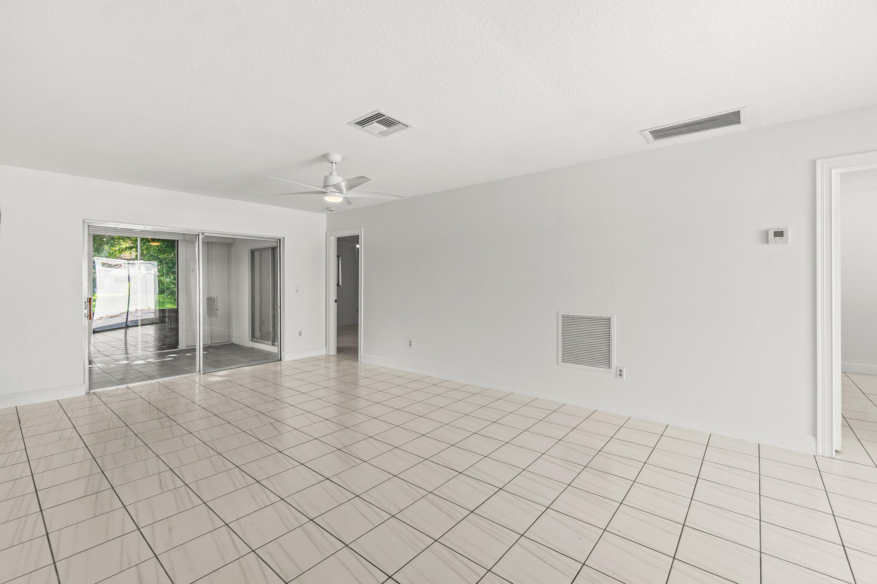 9162 Southwest 5th Street, Unit A Boca Raton, FL 33428 - Photo 7 of 36 011-9162Southwest5thStreet-A-BocaRaton-F