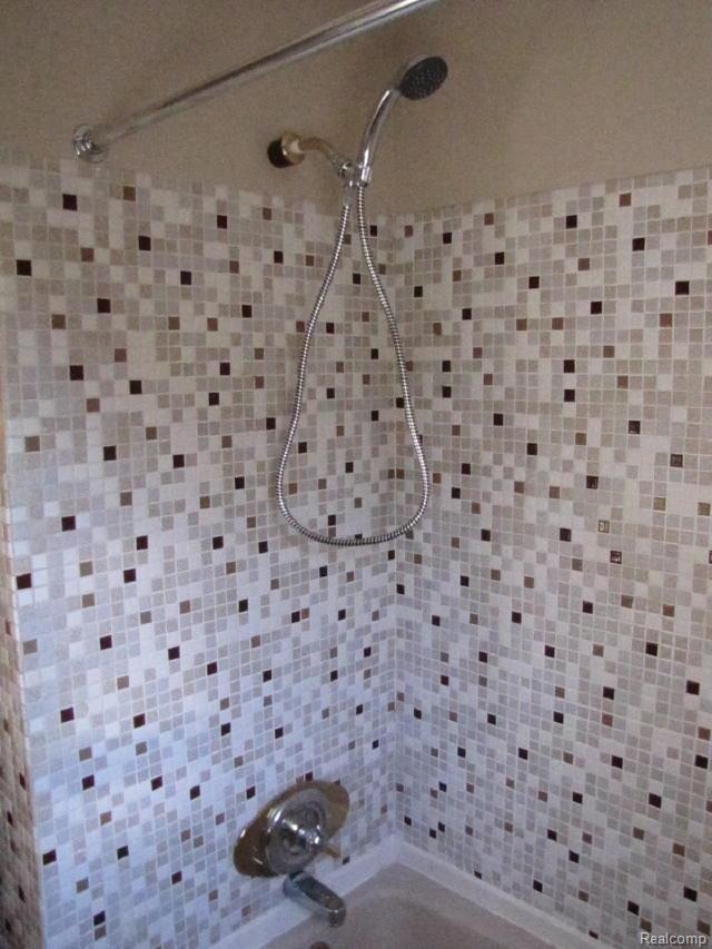 3130 Emmons Avenue Rochester, MI 48307 - Photo 11 of 19 Master Tub & Shower