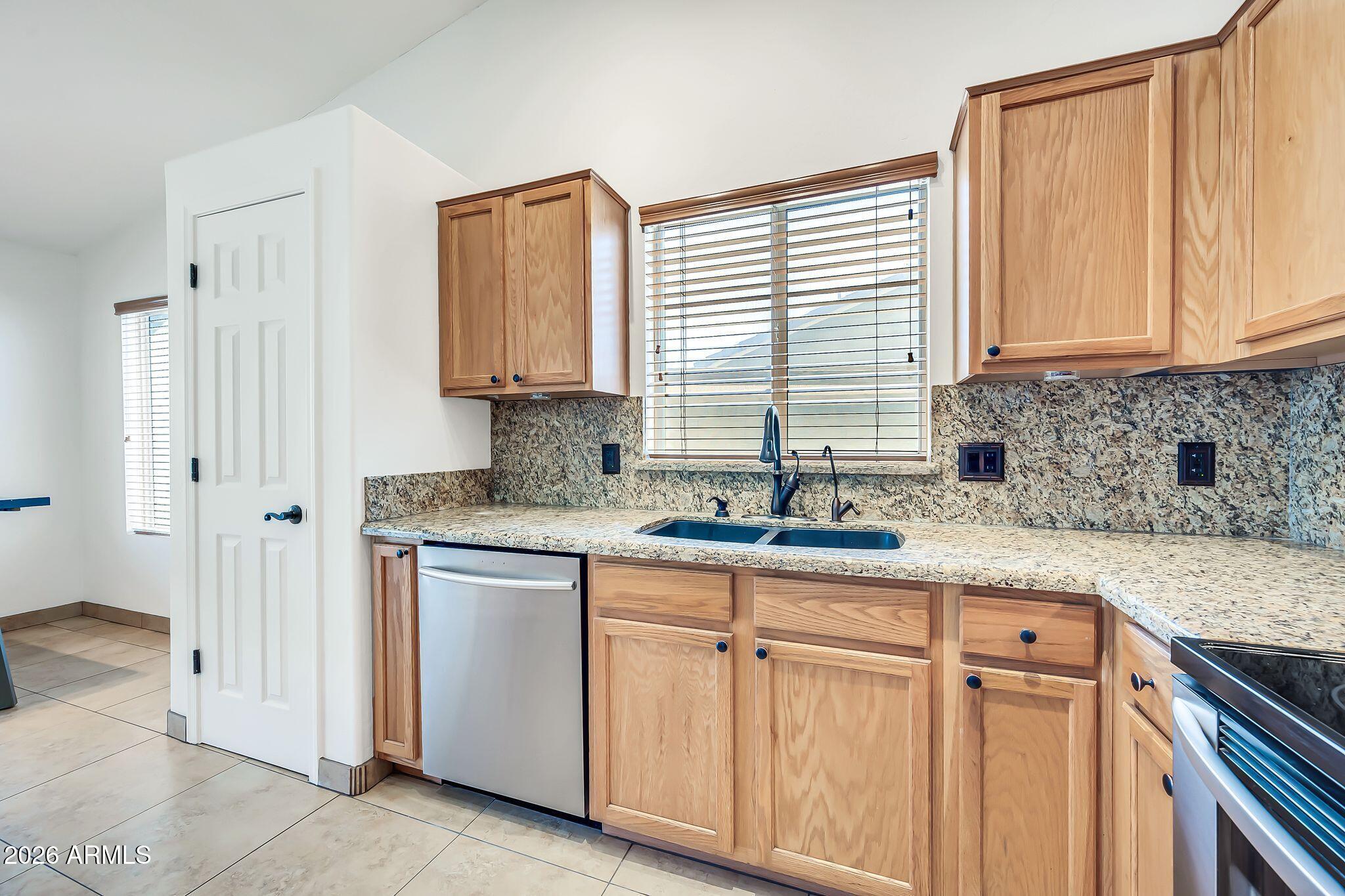 3048 East Erie Street Gilbert, AZ 85295 - Photo 14 of 47 Kitchen