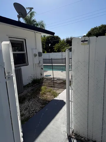 a view of a backyard