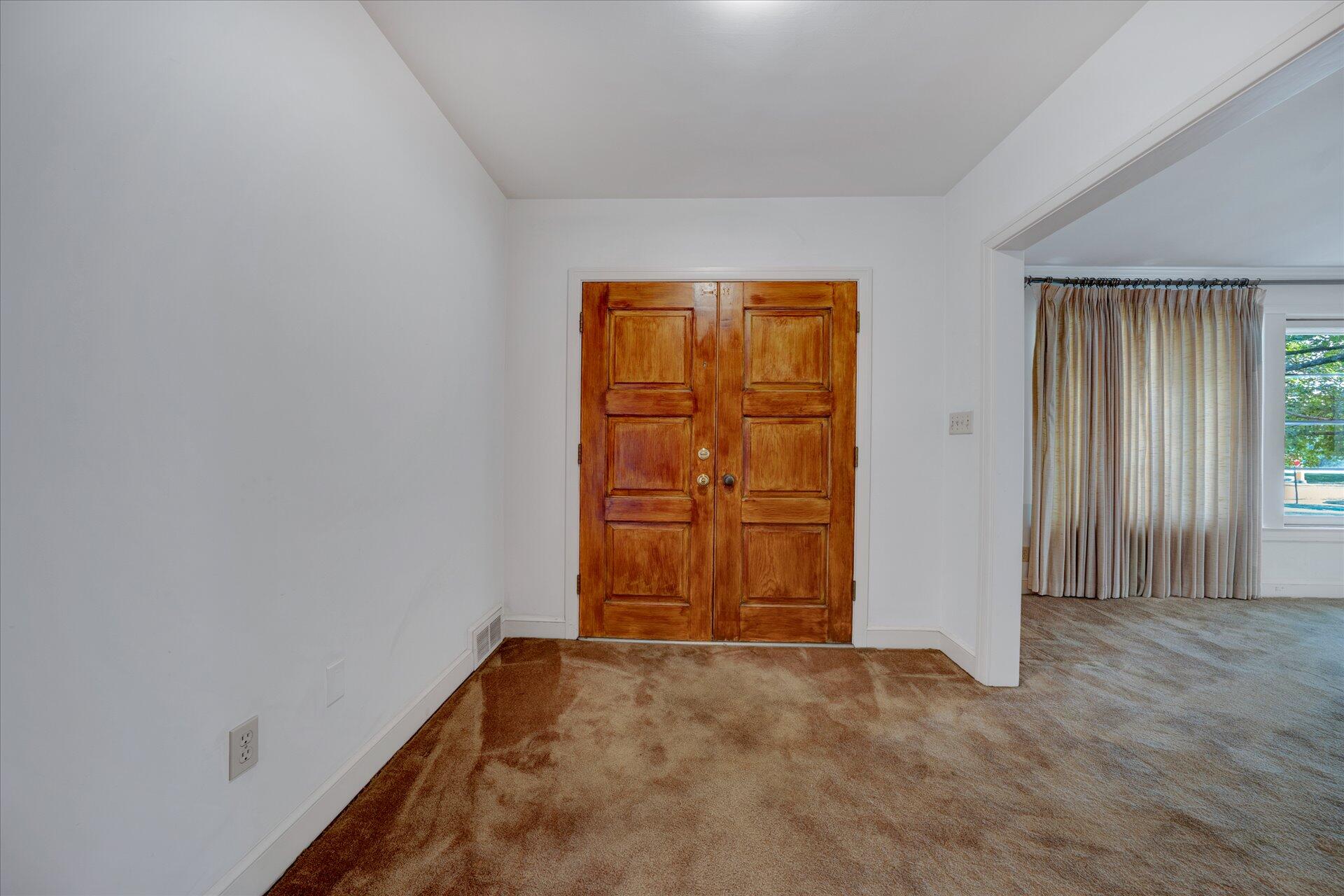 2121 Grandin Road Southwest Roanoke, VA 24015 - Photo 7 of 27 05-DSC00016