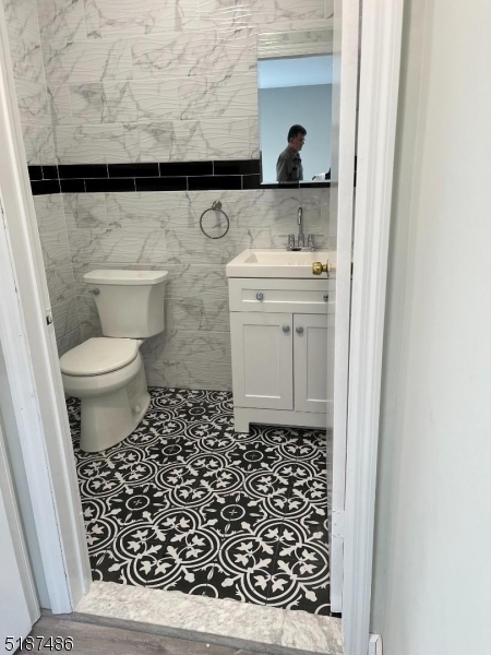 336 Bloomfield Avenue Caldwell, NJ 07006 - Photo 4 of 8 a bathroom with a toilet and a sink