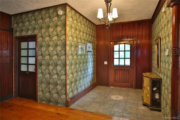 a view of entryway with livingroom