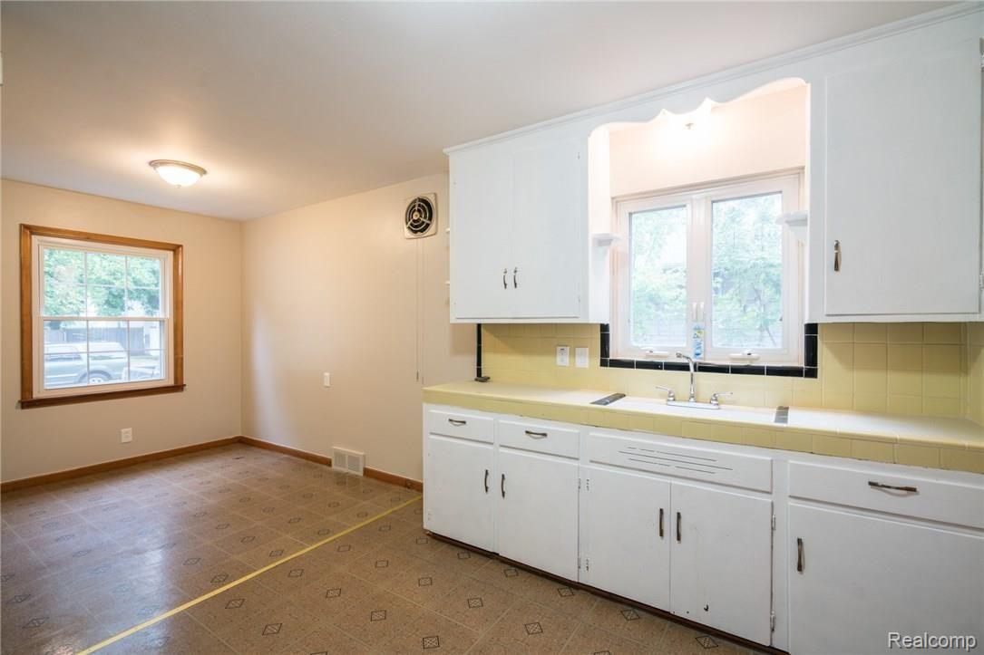 7554 Rivard Avenue Warren, MI 48091 - Photo 13 of 32 Rivard-13.jpg