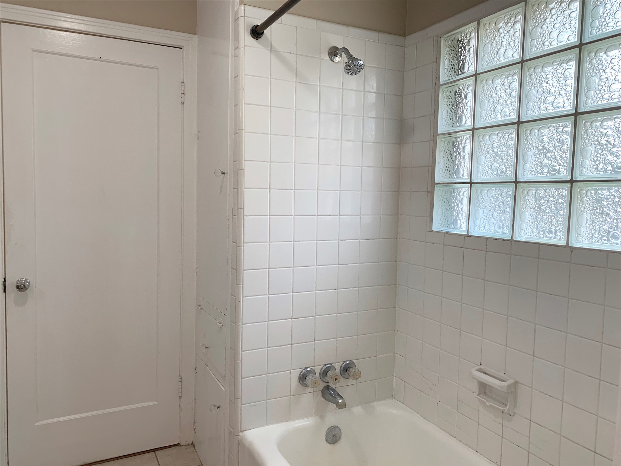 307 Avondale Street, Unit 1 Houston, TX 77006 - Photo 14 of 22 Storage cabinets in bathroom. Tub with shower head.