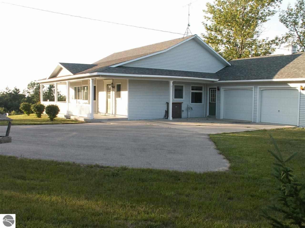 1955 Edenhill Road Beulah, MI 49617 - Photo 4 of 24 1775296-3.JPG