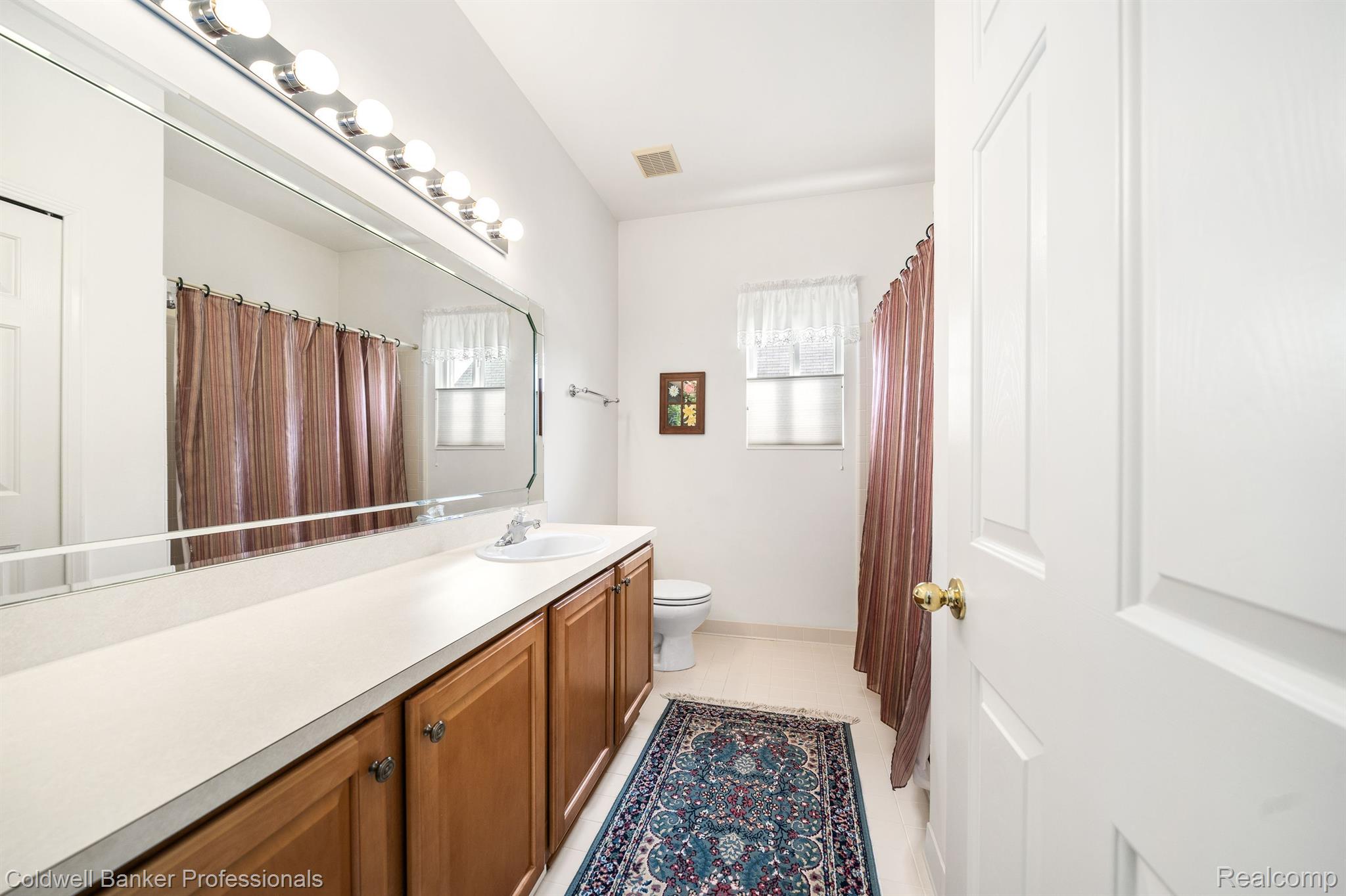 2206 Lagoon Drive Rochester, MI 48309 - Photo 22 of 37 Second Full Bath