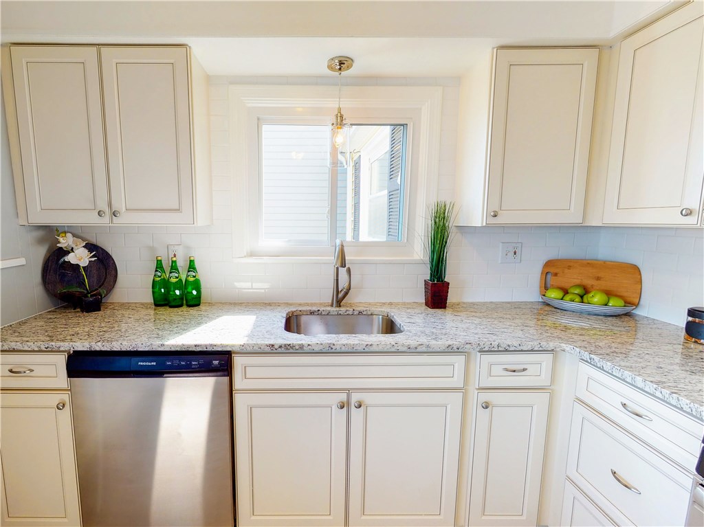 317 Riverside Street Portsmouth, RI 02871 - Photo 7 of 29