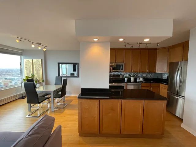 $2,300 | 3900 North Lake Shore Drive, Unit 25C, Chicago, IL 60613
