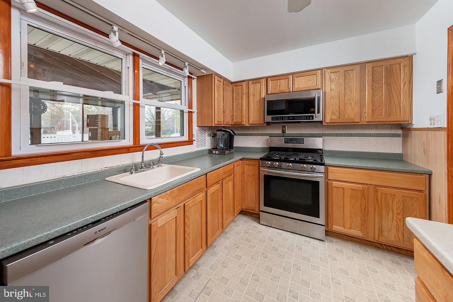 425 Cornwall Road Cherry Hill, NJ 08034 - Photo 6 of 19