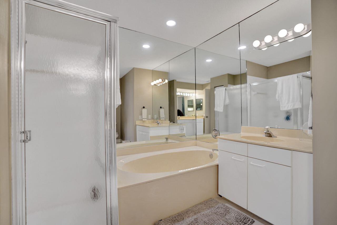 5465 Monterey Circle, Unit D Delray Beach, FL 33484 - Photo 44 of 67 Separate Shower and Tub