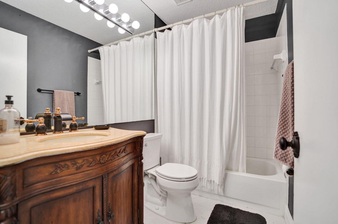 5465 Monterey Circle, Unit D Delray Beach, FL 33484 - Photo 55 of 67 Guest Bathroom
