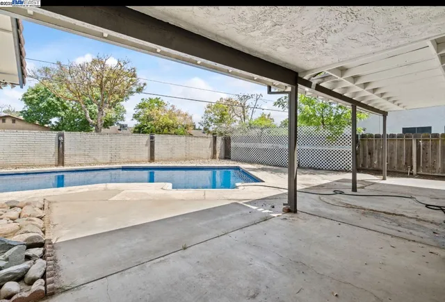 a view of an outdoor space