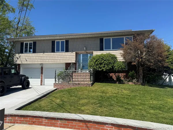 $979,000 | 14 Hilton Court, Hicksville, NY 11801