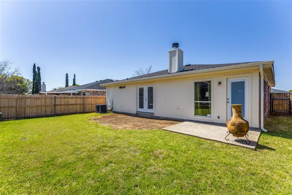 a view of a house with backyard and porch