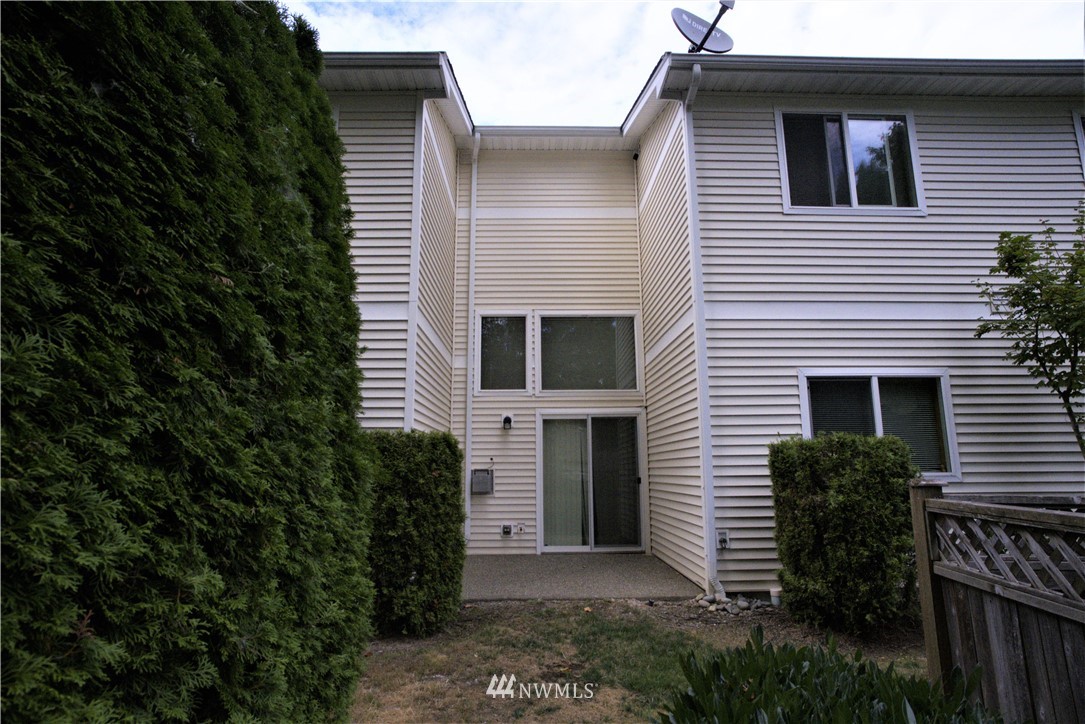 18916 108th Lane Southeast Renton, WA 98055 - Photo 5 of 39