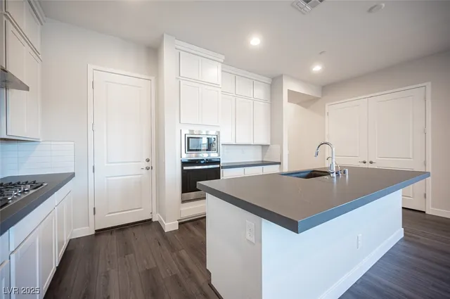 $2,500 | 117 Royal Cascade Avenue, Henderson, NV 89011