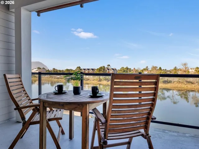 $525,000 | 1000 North Holladay Drive, Unit 304, Seaside, OR 97138