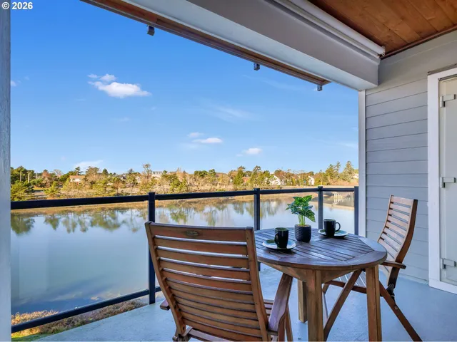 $525,000 | 1000 North Holladay Drive, Unit 304, Seaside, OR 97138