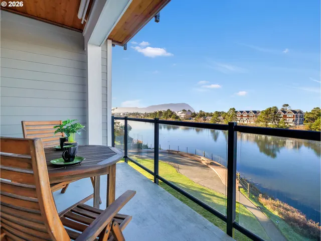 $525,000 | 1000 North Holladay Drive, Unit 304, Seaside, OR 97138