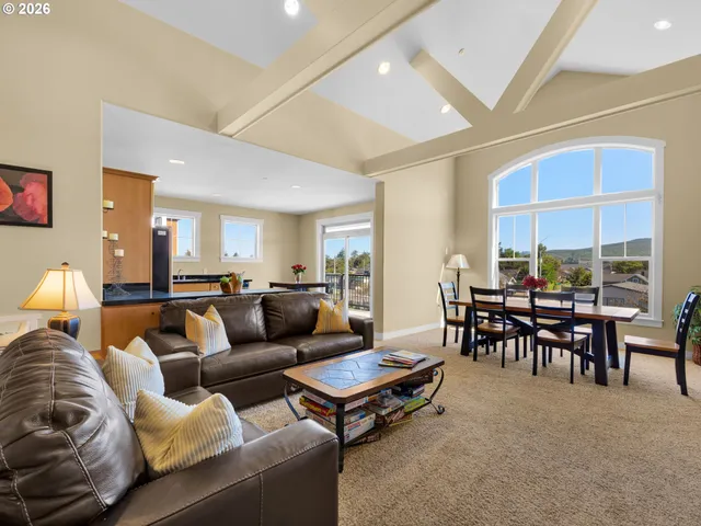 $525,000 | 1000 North Holladay Drive, Unit 304, Seaside, OR 97138