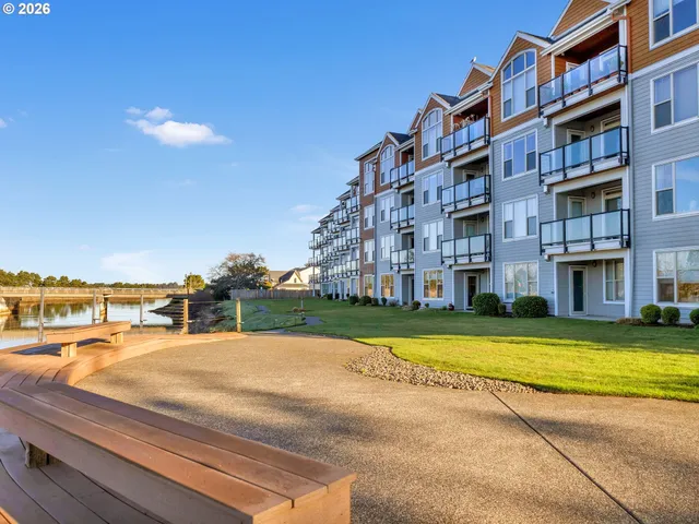 $525,000 | 1000 North Holladay Drive, Unit 304, Seaside, OR 97138