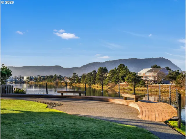 $525,000 | 1000 North Holladay Drive, Unit 304, Seaside, OR 97138