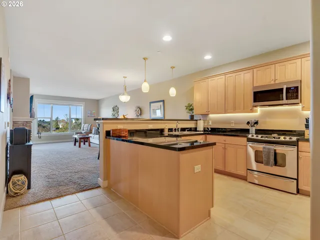 $525,000 | 1000 North Holladay Drive, Unit 304, Seaside, OR 97138