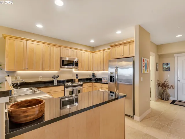 $525,000 | 1000 North Holladay Drive, Unit 304, Seaside, OR 97138