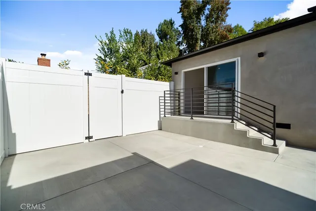 a view of a house with backyard