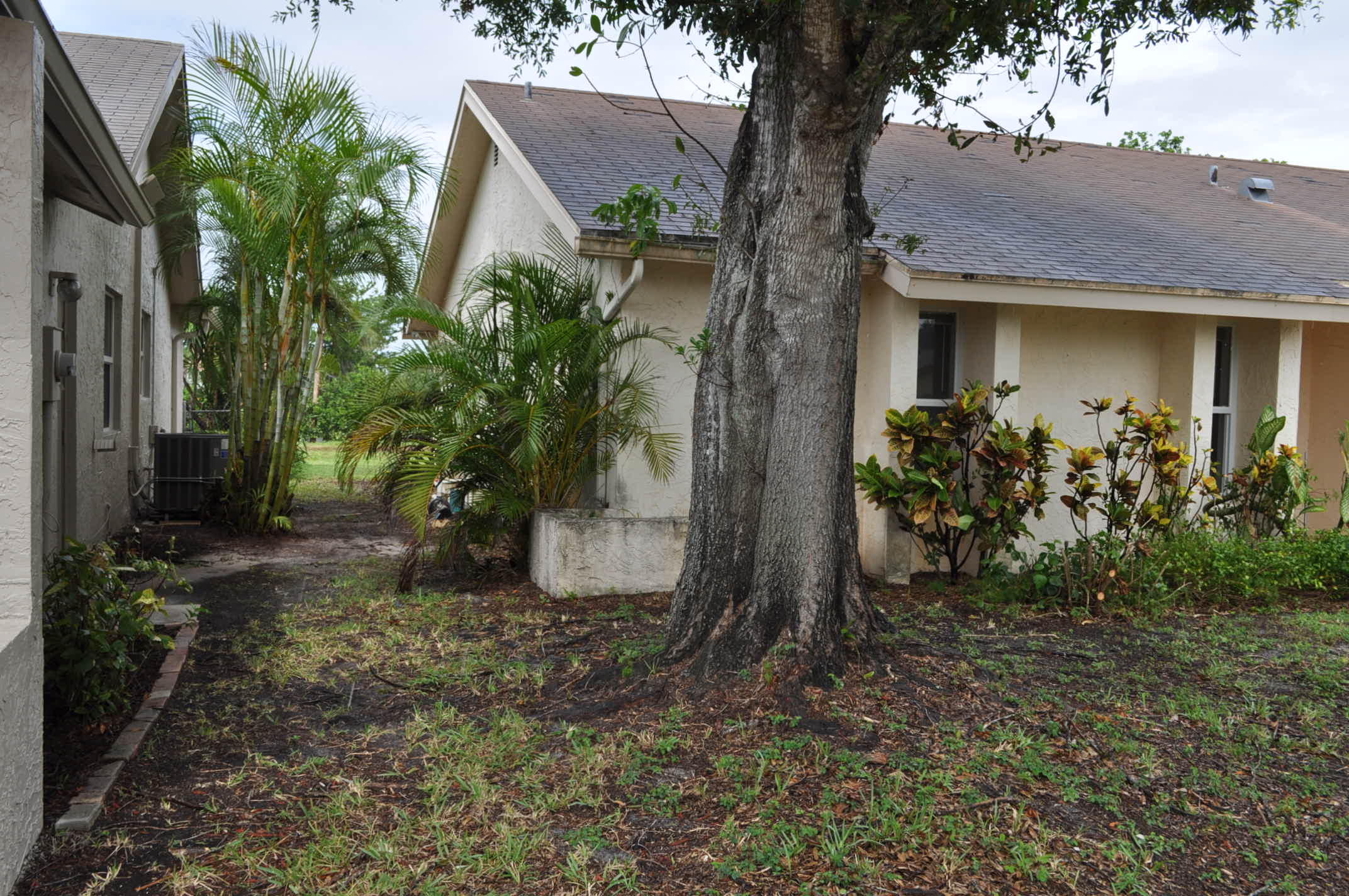 10385 Greenbriar Court Boca Raton, FL 33498 - Photo 4 of 15 Left Side