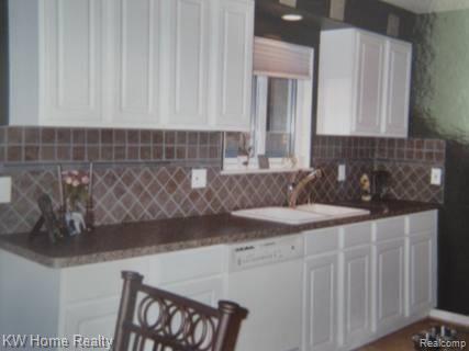 1885 Dawn Ridge Road Walled Lake, MI 48390 - Photo 2 of 10 KITCHEN 1.jpg