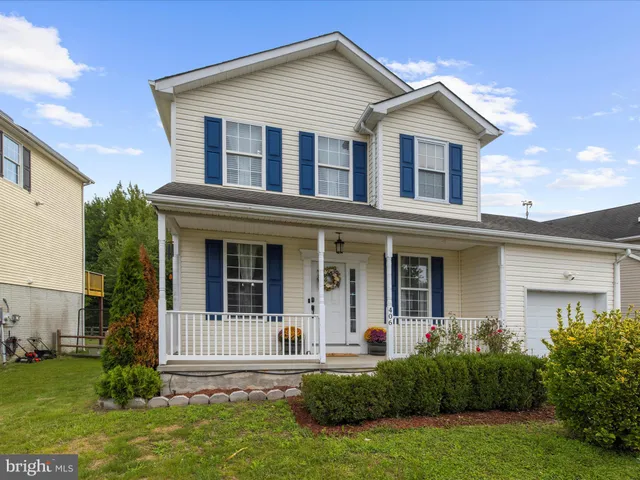 a view of front a house with a yard