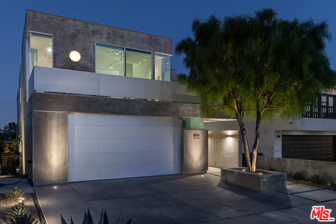 7800 West 81st Street Playa del Rey, CA 90293 - Photo 25 of 27 a view of a house with a yard