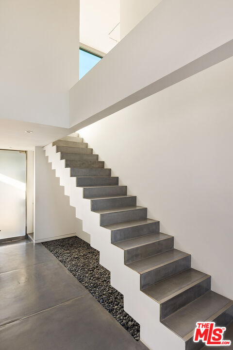 7800 West 81st Street Playa del Rey, CA 90293 - Photo 5 of 27 a view of entryway