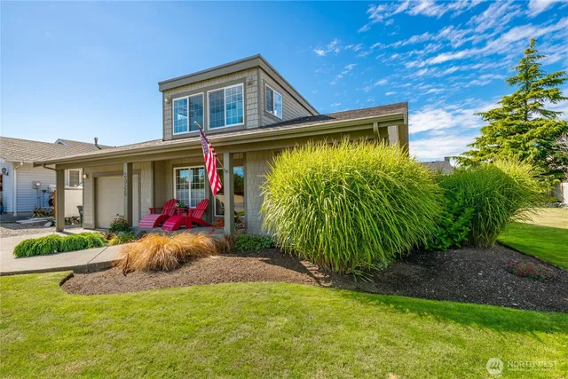 a view of house with backyard and garden