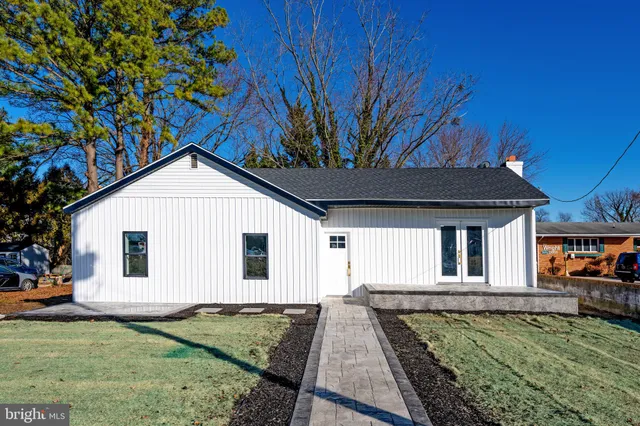 a view of a house with backyard