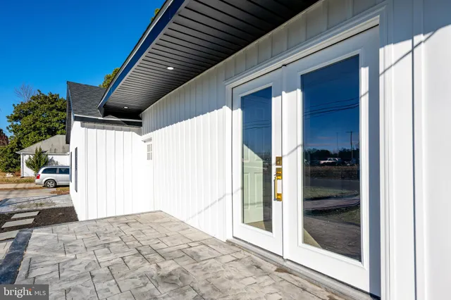 a outdoor view of a house