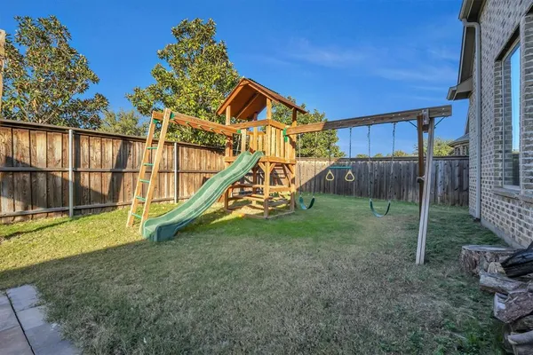 a view of a house with backyard and porch
