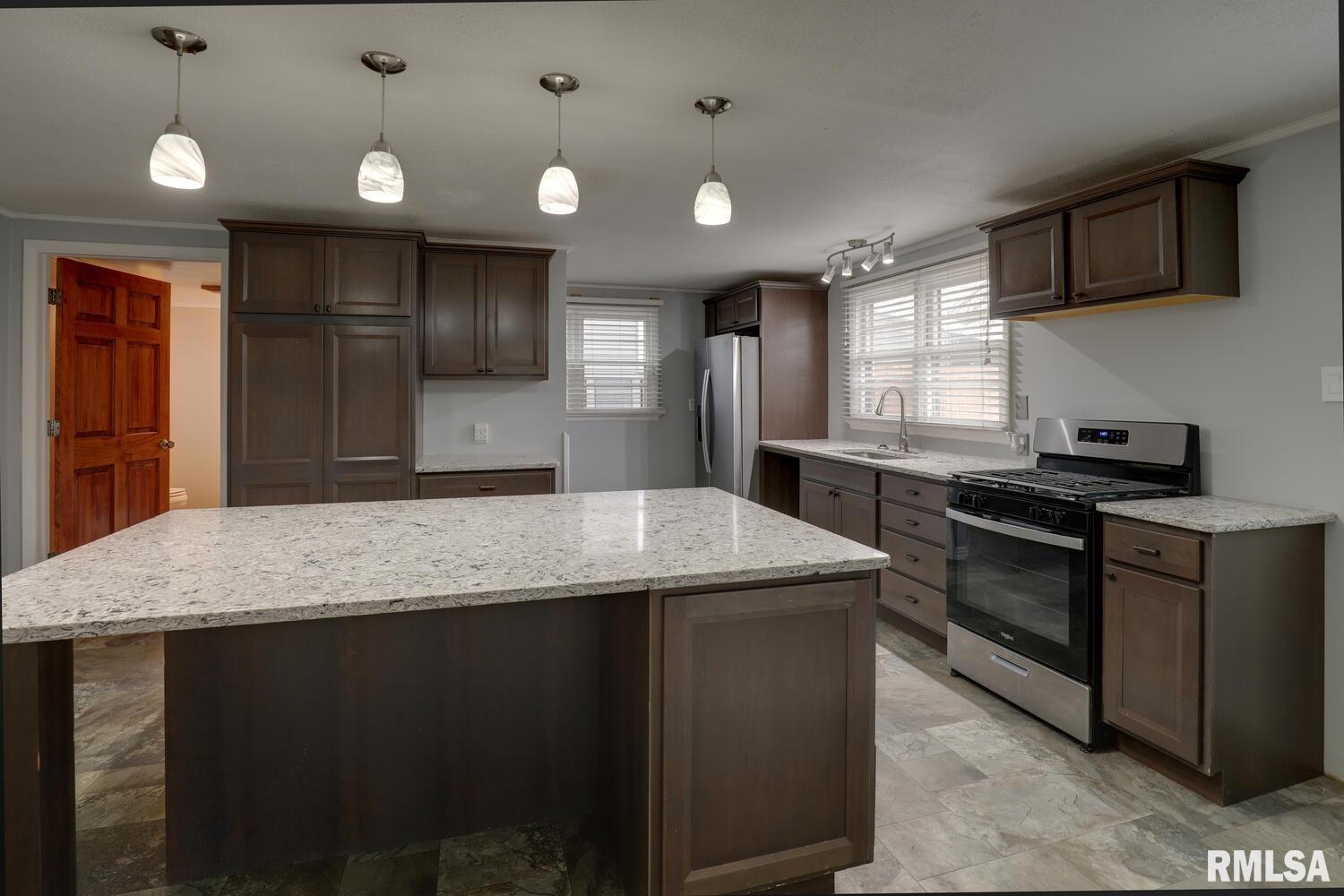 2219 Lind Street Quincy, IL 62301 - Photo 2 of 9