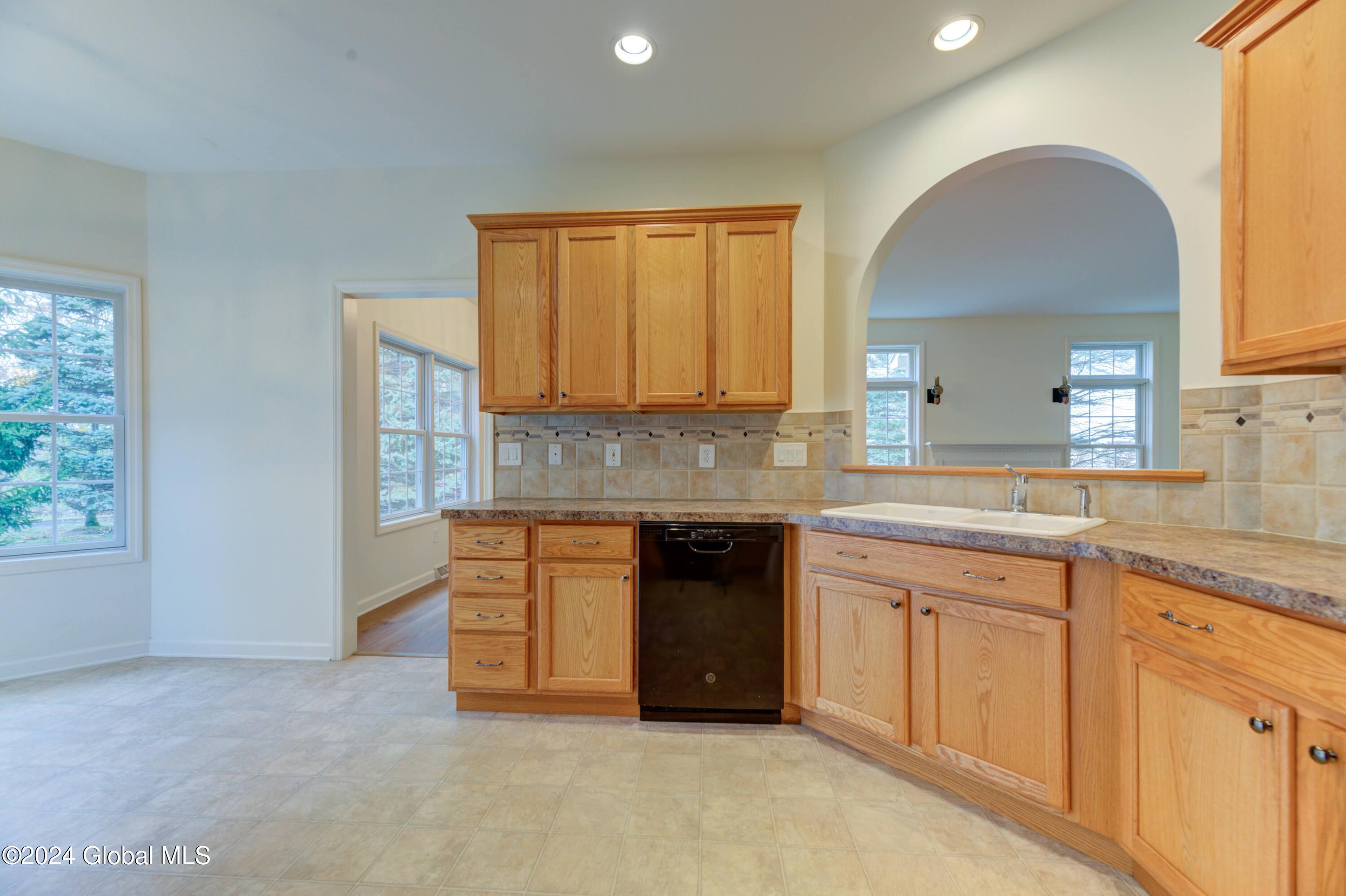 17 Hampton Circle Halfmoon, NY 12118 - Photo 16 of 53 Kitchen