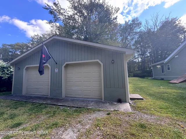 a view of a house with backyard