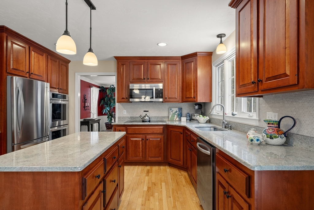 7 Huckleberry Road Hopkinton, MA 01748 - Photo 12 of 41