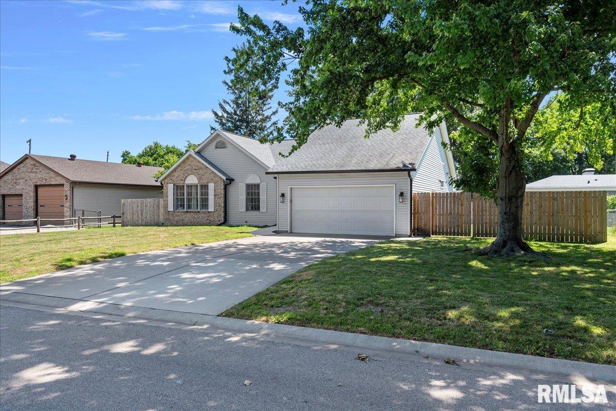1 Sunny Side Drive Springfield, IL 62702 - Photo 2 of 34