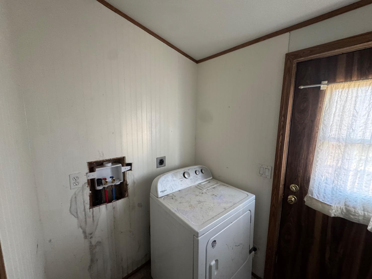 601 South Phillips Street Hanford, CA 93230 - Photo 14 of 18 a utility room with dryer and washer