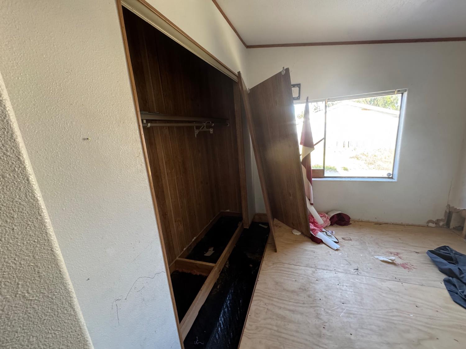 601 South Phillips Street Hanford, CA 93230 - Photo 15 of 18 a view of a room with gym equipment