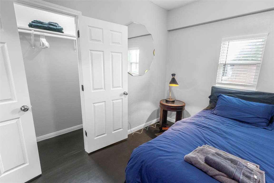 2824 Blodgett Street, Unit 2 Houston, TX 77004 - Photo 18 of 25 a bedroom with a bed and a window