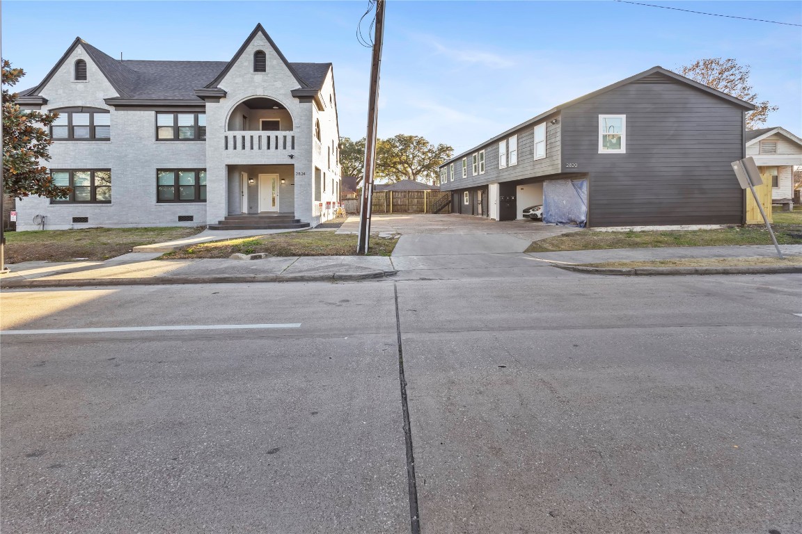 2824 Blodgett Street, Unit 2 Houston, TX 77004 - Photo 2 of 25 a front view of a house wth yard